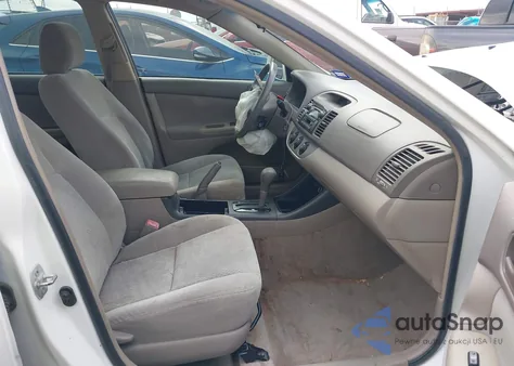 2004 Toyota Camry Le z USA, uszkodzony, nr VIN 4T1BE32K34U353711